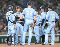 　６回途中で降板する隅田（右から２人目）＝撮影・西岡正