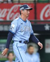 　６回、投手交代を告げに向かう西口監督（撮影・西岡正）