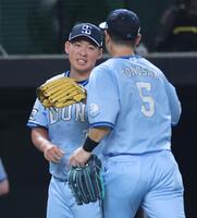 　６回、ピンチをしのぎ、外崎（右）とタッチを交わす山田（撮影・西岡正）