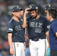 　６回、岸田監督（左）に降板を告げられるエスピノーザ（撮影・西岡正）