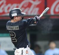 　２回、若月の打球を渡部聖が落球し、オリックスが先制する（撮影・西岡正）