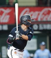 　５回、右前適時打を放つ西川（撮影・西岡正）