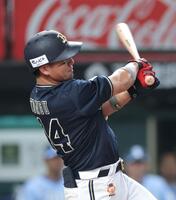 　８回、左前打を放つ頓宮（撮影・西岡正）