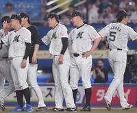 　ソフトバンクに連勝しナインとタッチを交わす吉井監督（右から２人目）＝撮影・開出牧