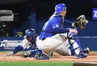 　７回、宮崎の左線二塁打で一走・知野（左）が生還（撮影・佐藤厚）