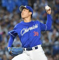 　藤浪と投げ合う松葉（撮影・佐藤厚）