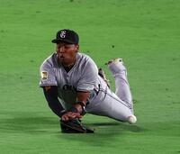 　７回、オコエは中野の打球にダイブするも捕球できず（撮影・山口登）