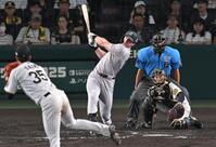 　７回、適時二塁打を放つキャベッジ（撮影・飯室逸平）