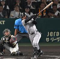 　７回、勝ち越し打を放つ若林（撮影・飯室逸平）