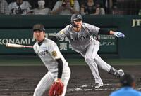 　７回、左前打を放つ中山（撮影・飯室逸平）