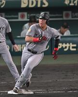 　４回、二塁打を放ち激走する岡本（撮影・飯室逸平）