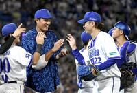 　入江（右）からウイニングボールを渡され笑顔を見せる藤浪（左）＝撮影・佐藤厚