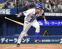 　５回、藤浪は投前に送りバントを決める（撮影・佐藤厚）