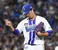 　３回、３者連続三振を奪い松尾に向けポーズをつくる藤浪（撮影・佐藤厚）