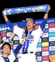 　ヒーローインタビューでタオルを掲げる藤浪（撮影・佐藤厚）