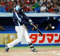 　７回、北村恵が左中間に適時二塁打を放つ