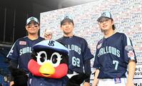 　プロ初勝利を挙げウイニングボールを手にする下川（中央）、（左から）北村恵、下川、長岡（撮影・園田高夫）