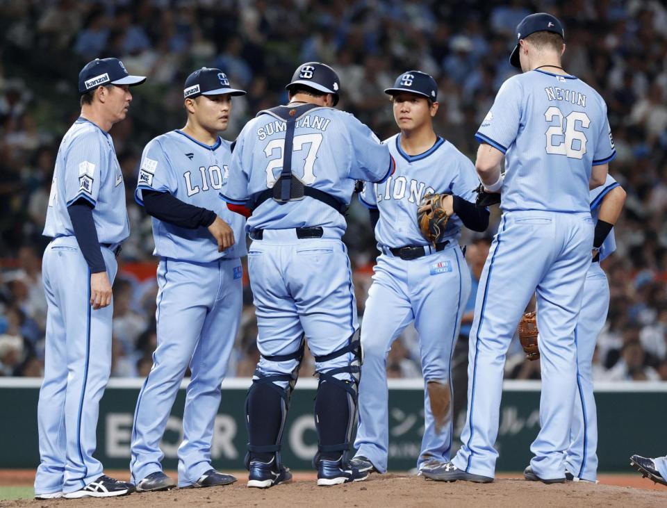 　４回、オリックス・西野に三塁打を打たれた松本（左から２人目）のもとに集まる西武ナイン