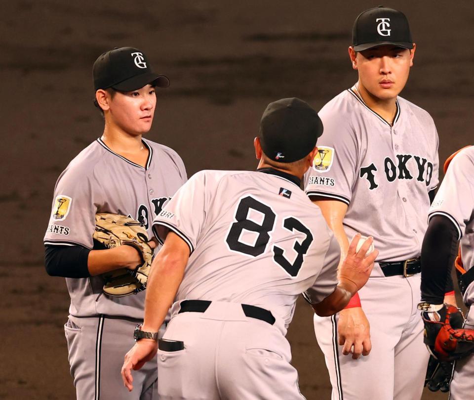 　５回途中、降板する井上（中央は阿部監督）＝撮影・山口登