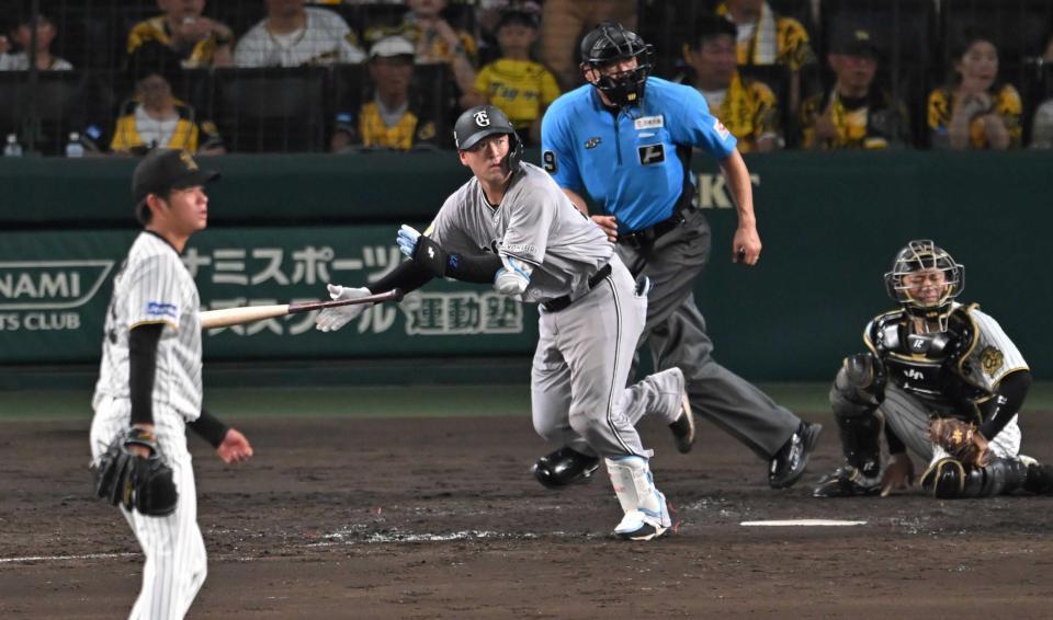 　５回、猛打賞となる同点二塁打を放つ岸田（撮影・飯室逸平）