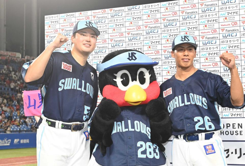 　ガッツポーズをする村上（左）と山野（撮影・園田高夫）