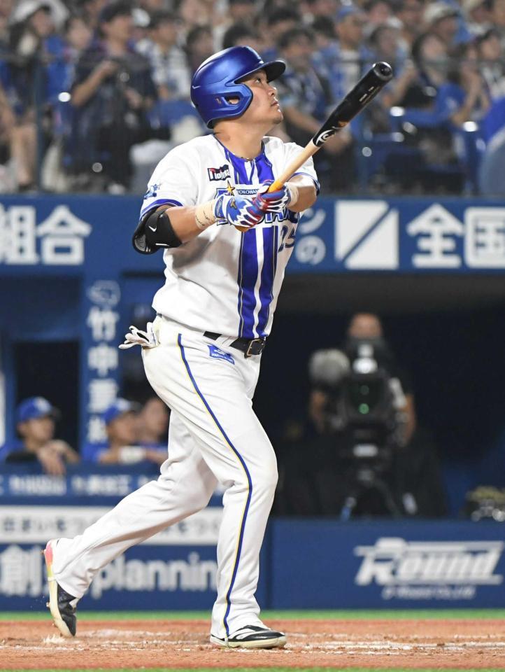 　１１回、筒香は右中間にこの日３本目となる１４号２ランを放つ（撮影・佐藤厚）