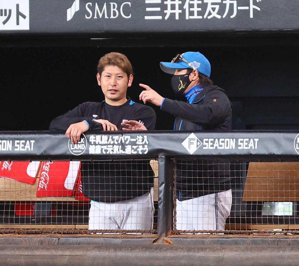 　８回、加藤貴（左）の元に出向いて話をする新庄監督（撮影・中島達哉）