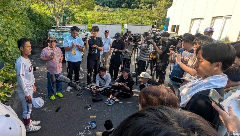 　試合後、取材に応じる松本新監督（撮影・市尻達拡）