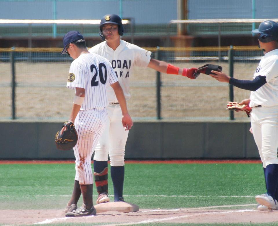 　７回、左前打で出塁した大商大・真鍋