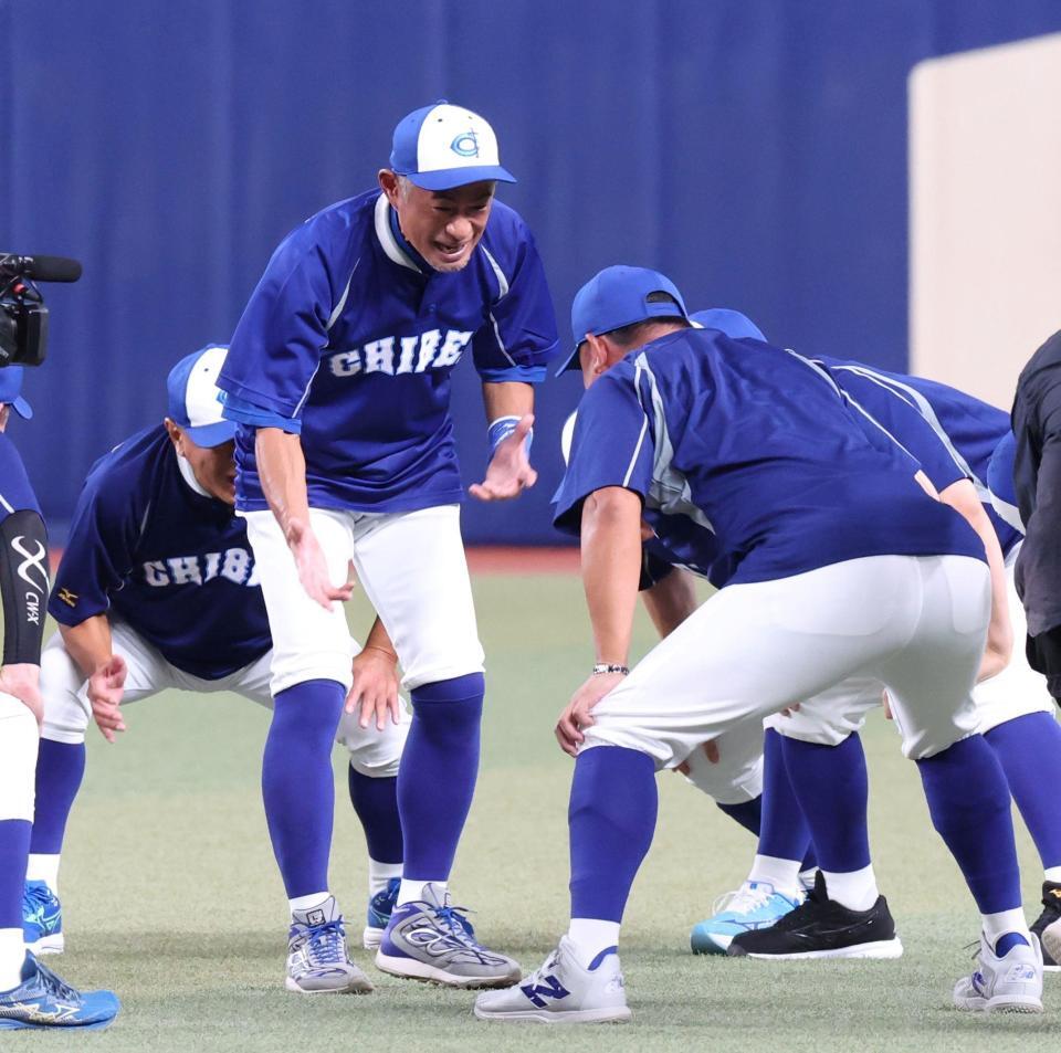 　ＫＯＢＥ　ＣＨＩＢＥＮ・松坂大輔氏を鼓舞するイチロー氏（左）＝撮影・中田匡峻