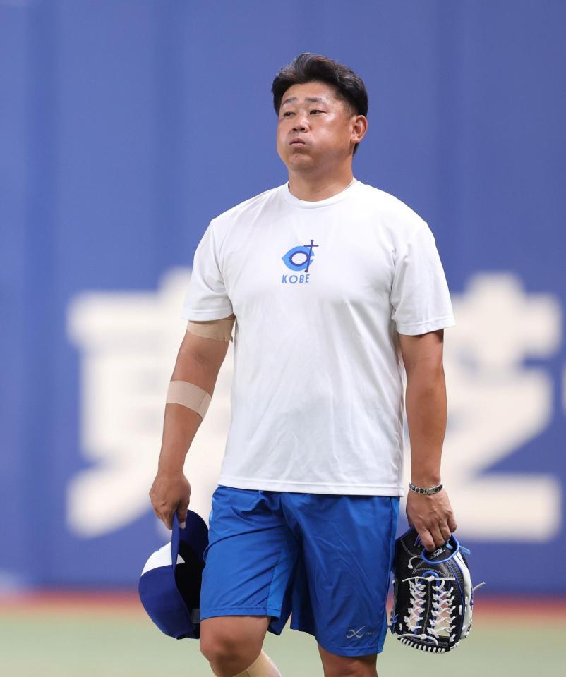 　グラウンド入りするＫＯＢＥ　ＣＨＩＢＥＮ・松坂大輔氏（撮影・中田匡峻）