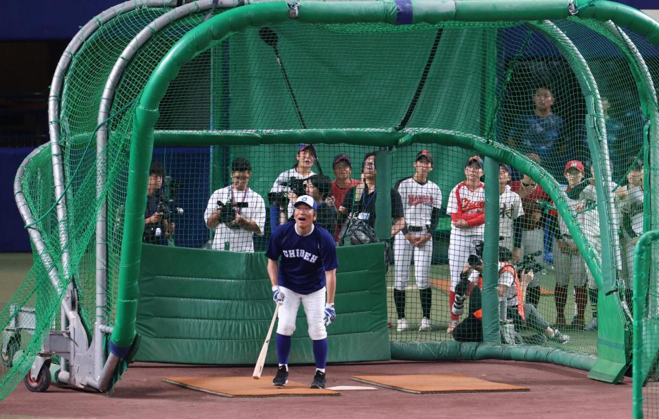 　打撃練習をするＫＯＢＥ　ＣＨＩＢＥＮ・松井秀喜氏（撮影・中田匡峻）