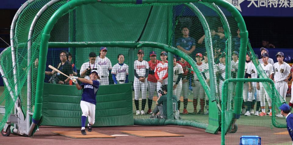 　打撃練習をするＫＯＢＥ　ＣＨＩＢＥＮ・松井稼頭央氏（撮影・中田匡峻）
