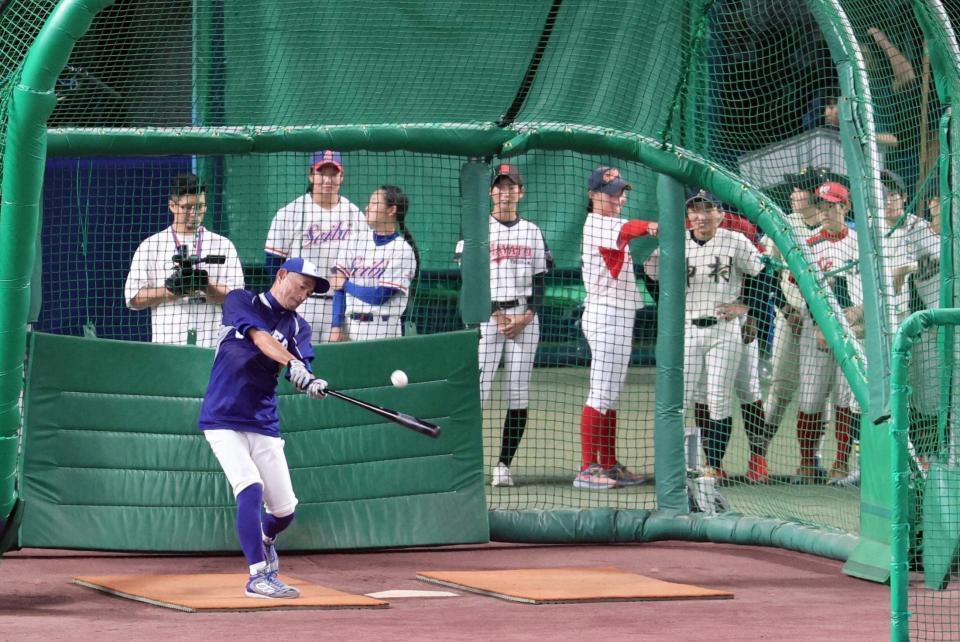 　打撃練習で柵越えを連発するイチロー氏
