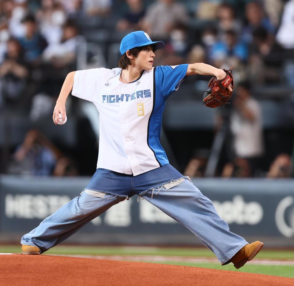 　ファーストピッチセレモニーで投球するＷＩＬＤ　ＢＬＵＥ・山下幸輝（撮影・中島達哉）