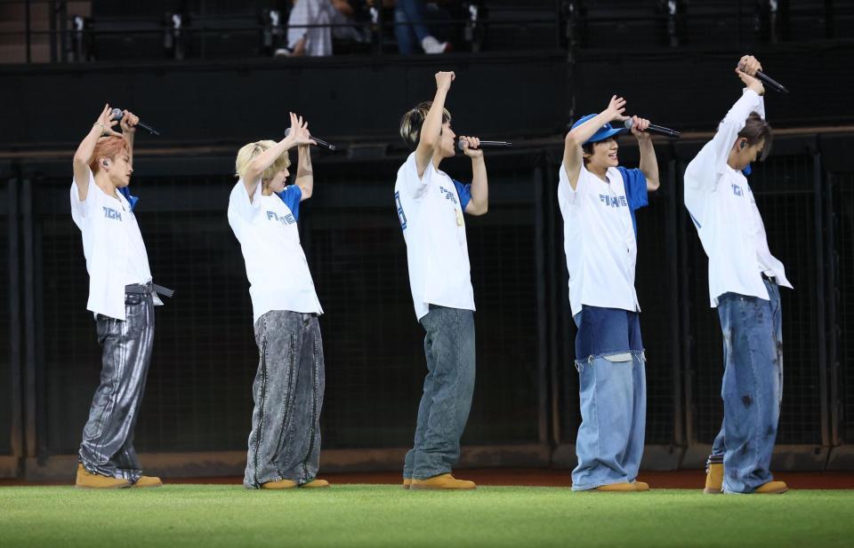 　試合前、ミニライブパフォーマンスを披露するＷＩＬＤ　ＢＬＵＥ（撮影・中島達哉）