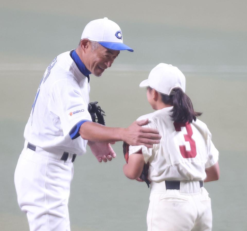 　始球式を務めた副島羽加さん（右）と笑顔で言葉を交わすＫＯＢＥ　ＣＨＩＢＥＮ・イチロー氏（撮影・中田匡峻）