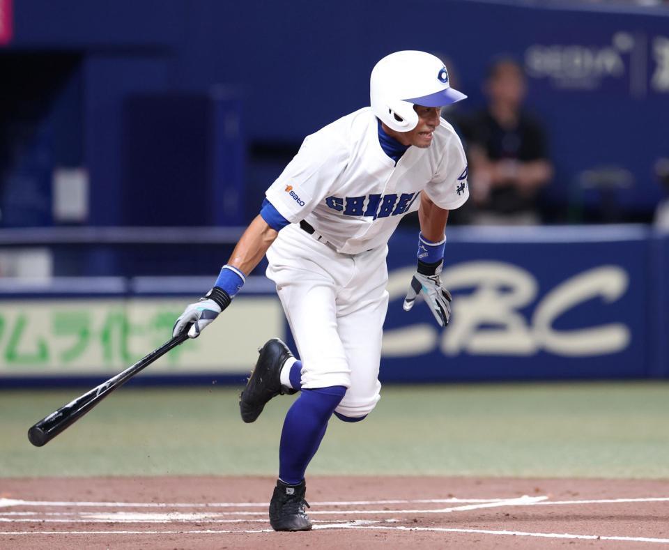 　１回、内野ゴロに倒れるＫＯＢＥ　ＣＨＩＢＥＮ・イチロー氏（撮影・中田匡峻）