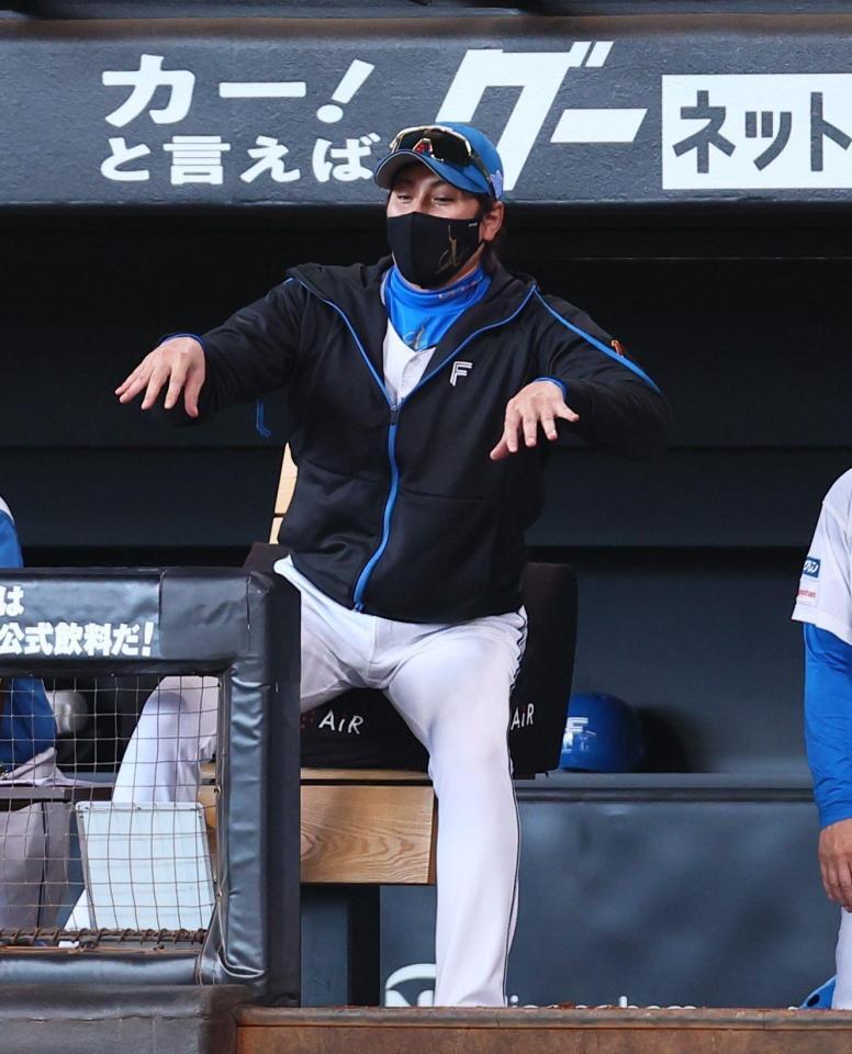 　５回、リプレー検証中に清宮幸にジェスチャーする新庄監督（撮影・中島達哉）