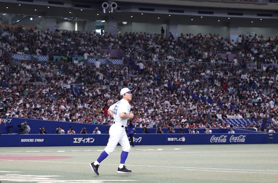 　３回裏に先制３ランを放ったＫＯＢＥ　ＣＨＩＢＥＮ・松井秀喜氏は大歓声を浴びながら４回の守備に向かう（撮影・中田匡峻）