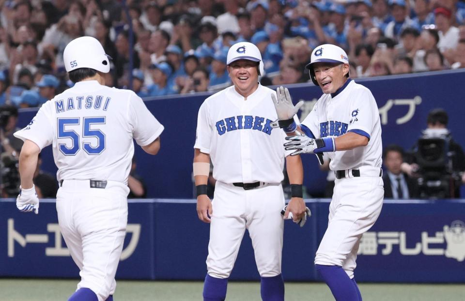 　３回、先制３ランを放ったＫＯＢＥ　ＣＨＩＢＥＮ・松井秀喜氏（左）を笑顔で出迎えるイチロー氏（右）と松坂大輔氏