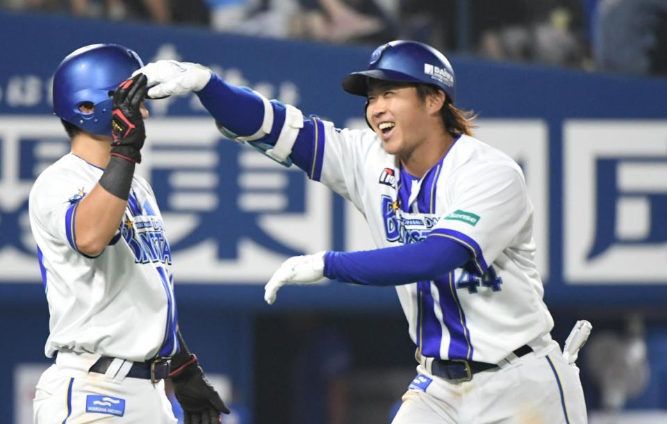 　中日戦の９回、石上（右）は右中間にプロ初本塁打を放ち、笑顔を見せる＝２９日