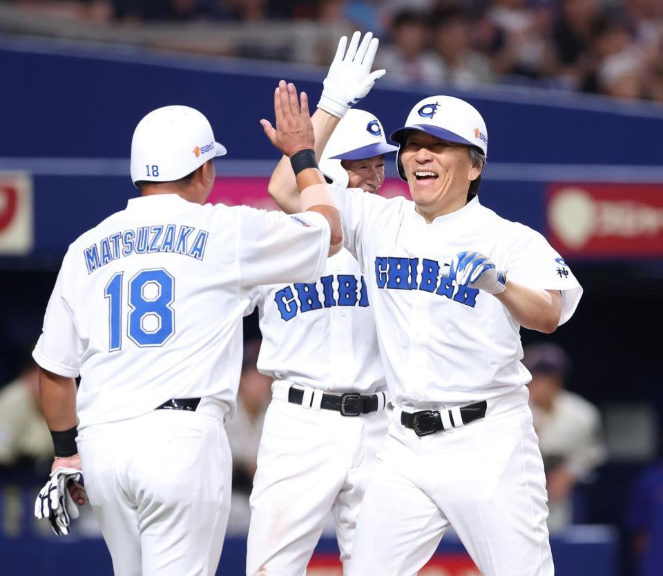 　３回、右越えに先制３ランを放ち、松坂大輔氏（１８）とタッチを交わすＫＯＢＥ　ＣＨＩＢＥＮ・松井秀喜氏。奥はイチロー氏（撮影・中田匡峻）