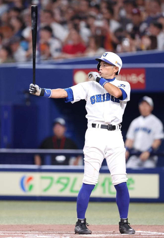 　７回、打席に立つＫＯＢＥ　ＣＨＩＢＥＮ・イチロー氏（撮影・中田匡峻）