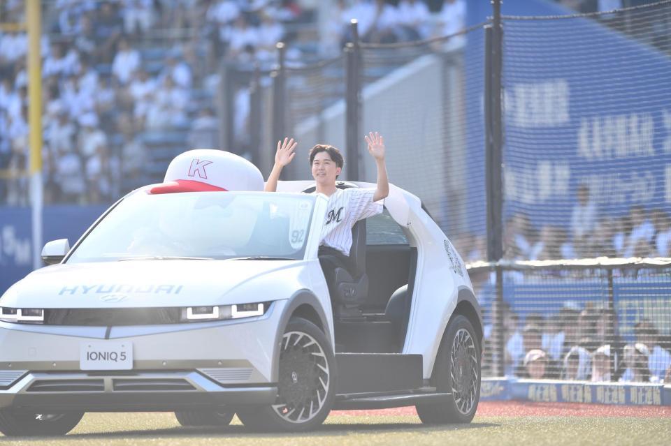 　パワプロくん（左）が運転するリリーフカーで登場した鈴木福（撮影・開出牧）