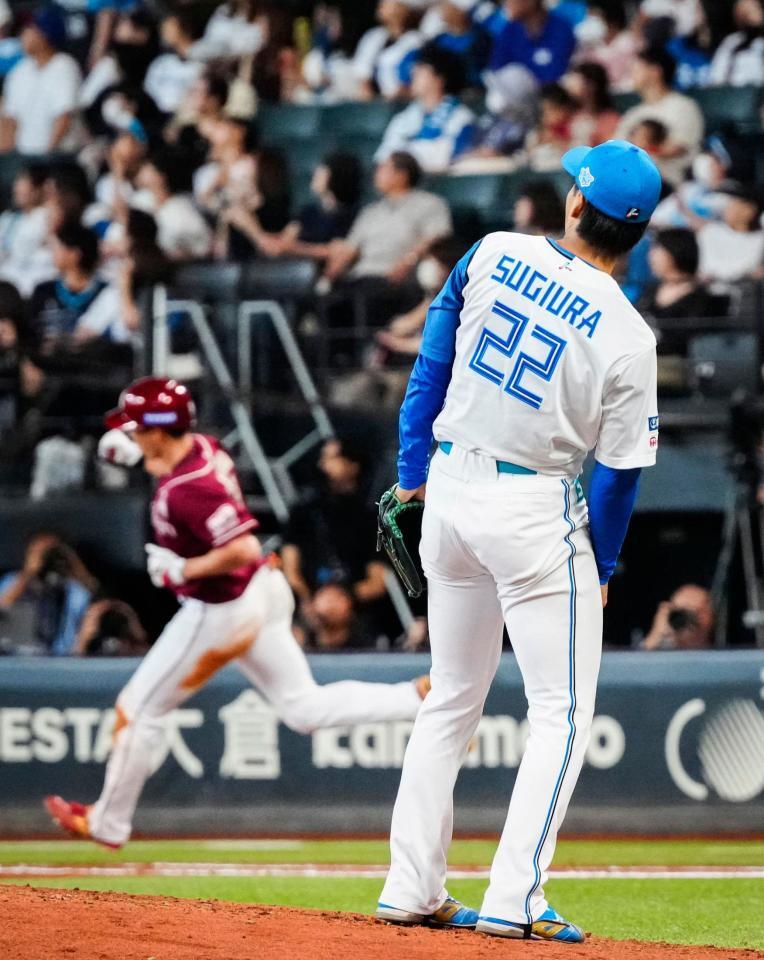 　１１回、中島（奥）に先制ソロを浴びた杉浦