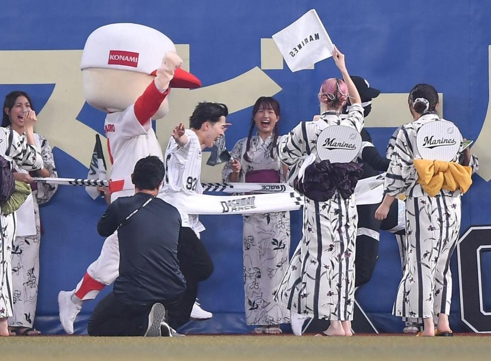 　ダッシュマン（右後方）に惜しくも敗れるも大健闘の走りを見せた鈴木福（左手前）＝撮影・開出牧