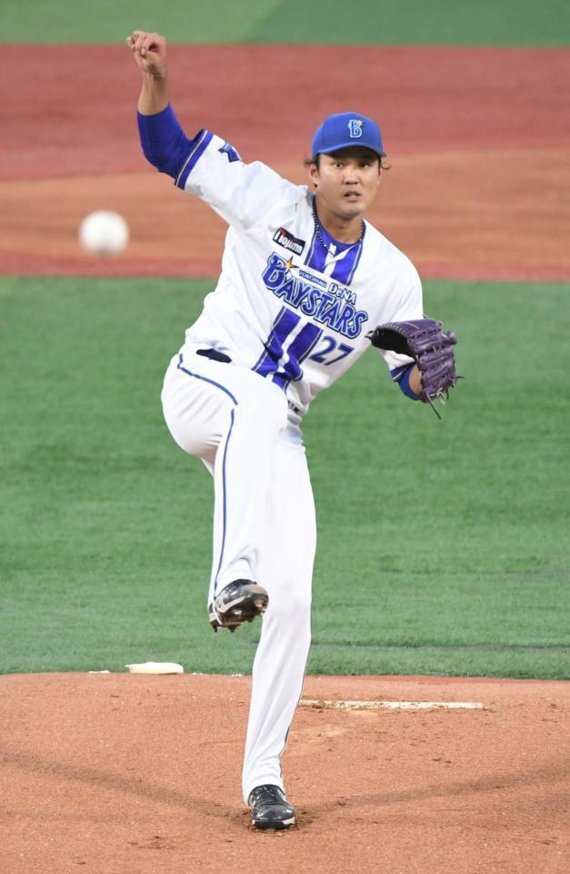 　１回、岡林を投ゴロに打ち取る藤浪（撮影・佐藤厚）