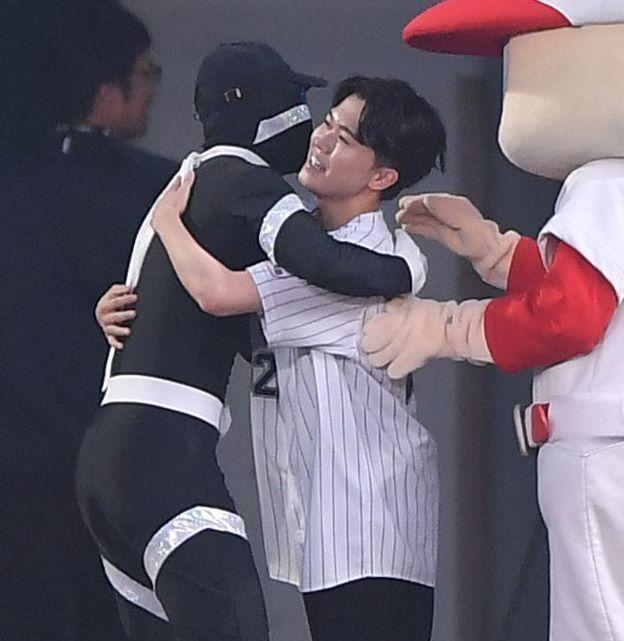 　ダッシュマンレースに敗れたが、ダッシュマン（左）と抱き合う鈴木福（撮影・開出牧）