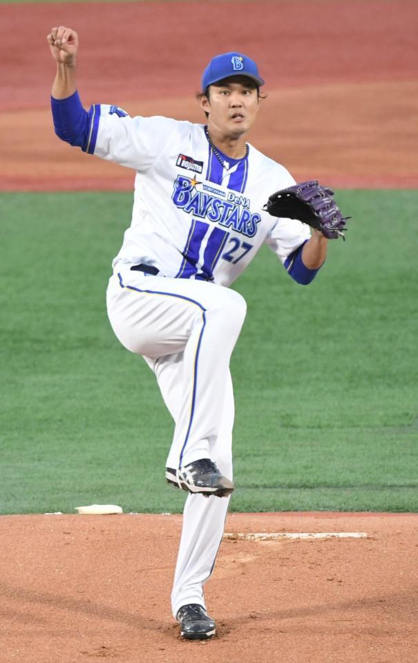 　１回、岡林を投ゴロに打ち取る藤浪（撮影・佐藤厚）